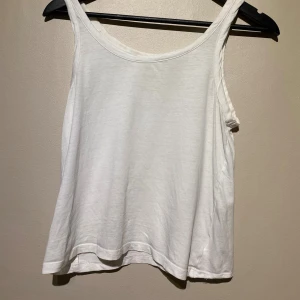 Vitt linne - basplagg  - Vitt baslinne från monki i storlek XS. Har en del pyttesmåhål så passar väl som linne att sova i, se bild. Finns att hämta i centrala Göteborg eller kan skickas via valfri app. Kan behöva tvätt pga legat i flyttkartonger. 