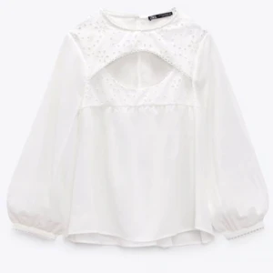 Vit blus med broderad detalj från Zara - Supersöt vit blus från Zara med broderade detaljer och öppen framtill. 
