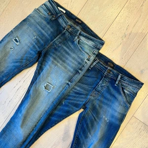 Jack & Jones jeans  - 40+ Jack & Jones jeans med slitningar finns tillgängligt. Finns i alla möjliga storlekar 