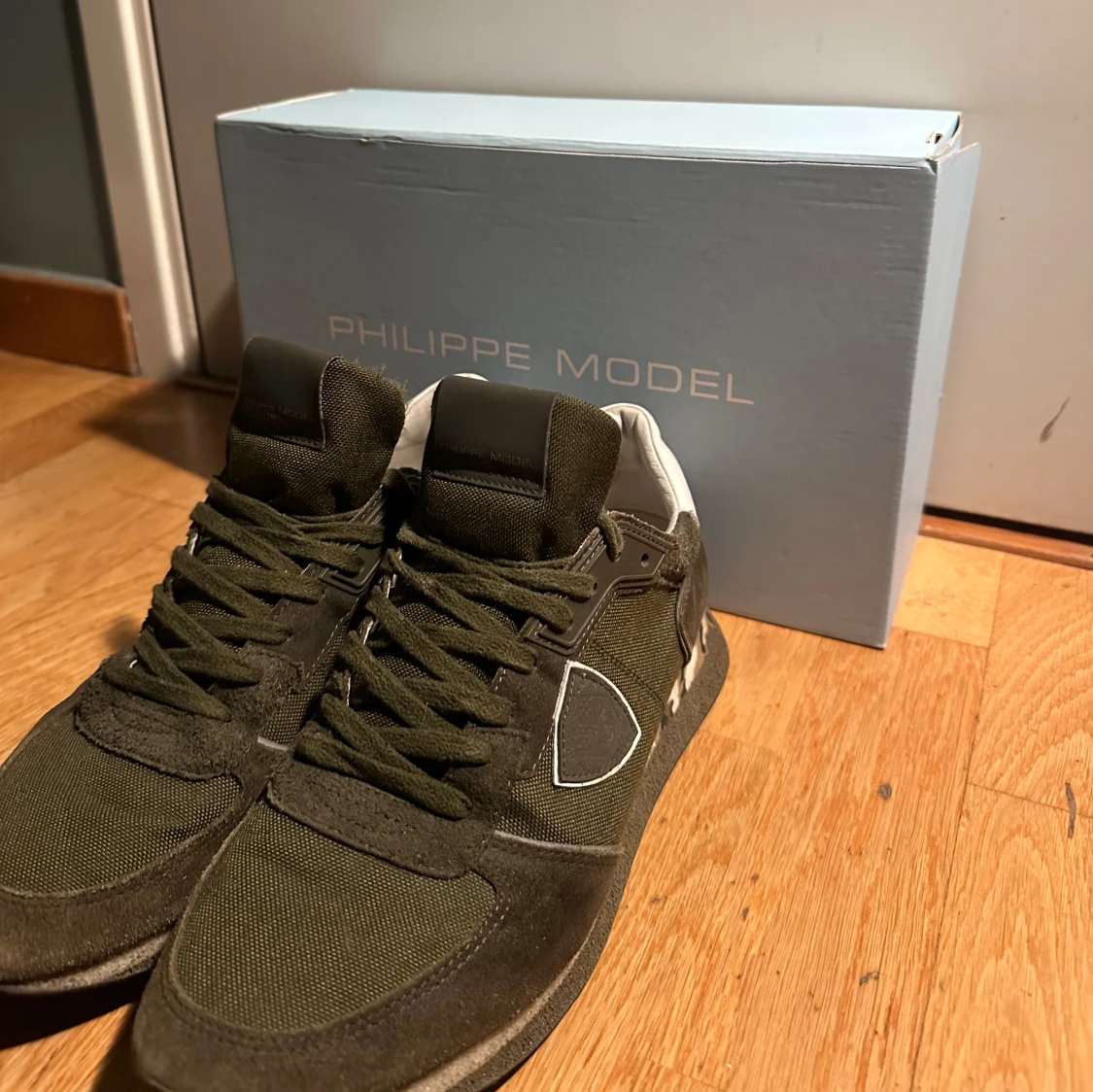 Olivgröna sneakers från Philippe Model - 1