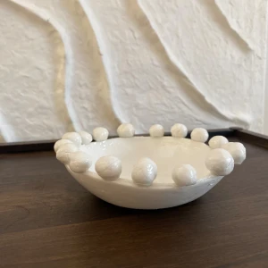 Bubbel skål handgjord - Skålar – handgjord enkelhet  Mjuka, levande former skapade i lufttorkad lera. Perfekt för smycken, nycklar eller små ting du tycker om. ✨ Observera: ej för livsmedel eller vatten, endast för dekoration.  Ø ca 16 cm • Höjd ca 5 cm 🤍 Pris: 179 kr/st 📩 DM vid intresse 