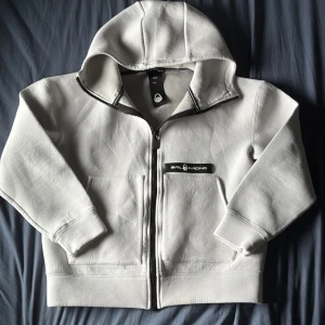 Vit hoodie från Sail Racing  - Hej, jag säljer nu min vita sail racing hoodie, har använt den men inga inga slitage eller något som är sönder