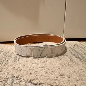Helt ny bälte och väldigt fin - Helt nytt bälte – aldrig använt, i mycket fint skick. Passar perfekt till allt