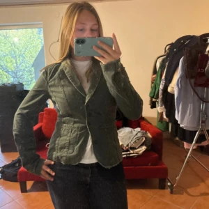 Militärgrön kavajjacka HM - Min absoluta favvo jeans/kavaj jacka som inte passar i ärmen längre😩🙏🏼 Jackan är i bra skick och ger verkligen RachelGreen vibe💋🌸✨