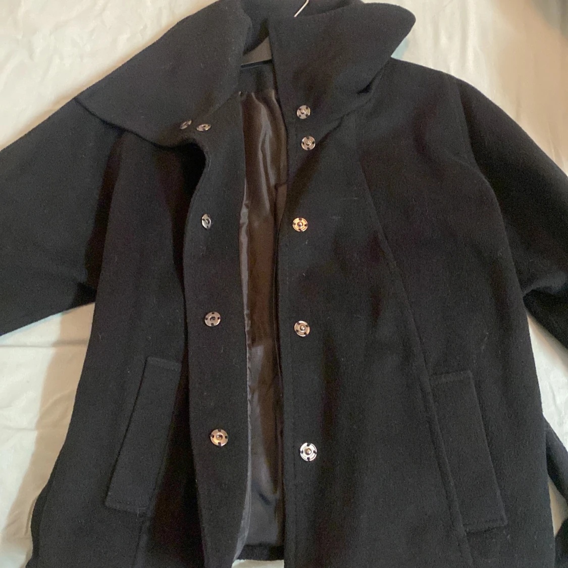 Svart rock från H&M med bred krage - 1