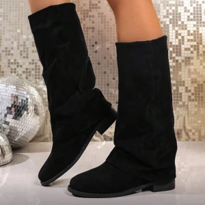 Svarta mockastövlar med platt sula - Snygga svarta stövlar i mocka-look med platt sula och rund tå. Stövlarna har en avslappnad, lite slouchy passform som ger en cool vibe. Perfekta att styla med både jeans och kjol för en trendig look.