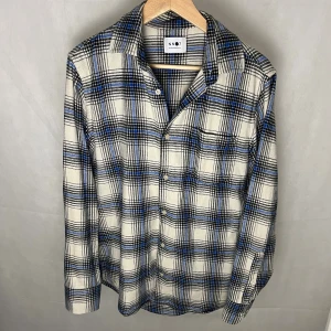 NN07 skjorta - Riktigt soft rutig skjorta av NN07 riktigt fint skick. Storlek M. Modellen är 185, något liten. 