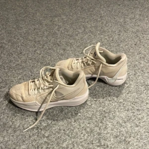 Basketskor - Säljer dessa egendesignade helvita basket skor då jag slutat💗 populär Nike model 