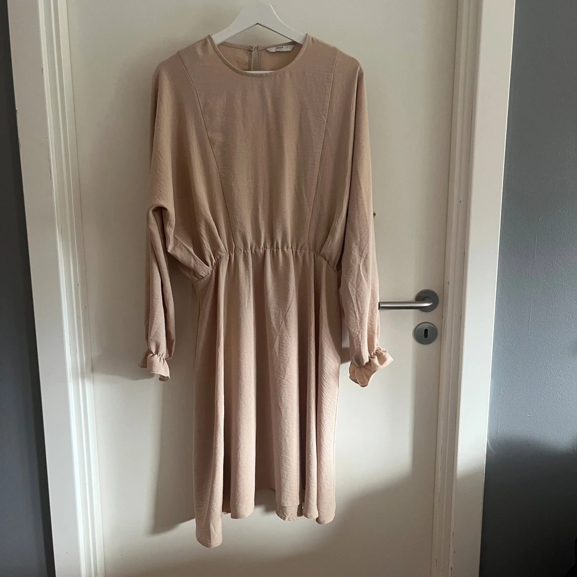 Beige långärmad klänning från ONLY
