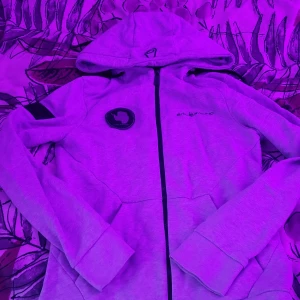 Grå Sail Racing hoodie - Väldigt skön sailracing antarctica hoodie. Väldigt bra skick. För liten för mig nästan aldrig andvänd