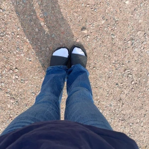 Mörkblåa bootcut jeans TRUE RELIGION - Snygga blå jeans från True Religion, storlek 24💋 super snygga jeans i modellen BECCA MID! Har bara lite slitningar längst nere på jeansen (se slide 3/4)💖