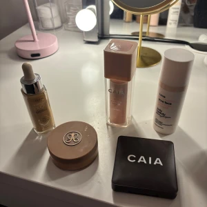 Skönhetssaker - Säljer ett sminkkit med CAIA Red Carpet Primer, CAIA bronzer, L'Oréal True Match Nude foundation med pipett, Anastasia Beverly Hills creme bronser i beige, Indy Beauty Love Your Face nattkräm och ett oanvänt torrschampo! Perfekt för dig som vill ha en flawless bas med glow och naturlig finish. Pris är diskuterbart ❣️