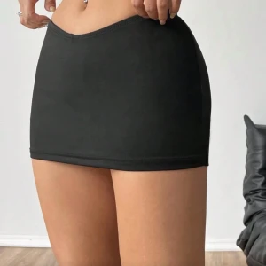 Svart tight minikjol - Kort svart kjol med inbyggda shorts 