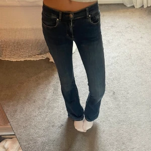 Mörkblå low flare jeans XS - Snygga mörkblå jeans från Bikbok i storlek xs/31 med låg midja och flare-ben. Dom är väldigt sköna, har inte använd de på länge så därför jag säljer💕
