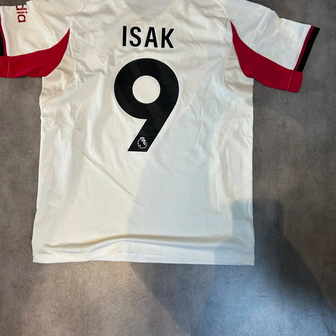 Liverpool 25/26 bortaställ Isak 9 - 1