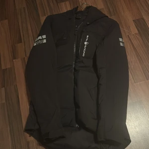 En sailracing jacka för damer  - Ganska bra skick och storlek medium har inga skador men är ganska använd