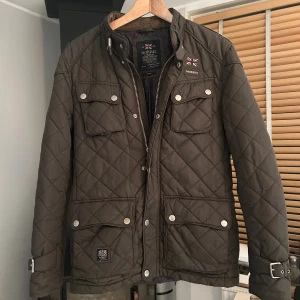 Quiltad grön jacka från Morris - Riktigt fet Morris jacka som är perfekt till höst och vinter!🍁🍂Säljer pga att den är för liten. Väldigt bra skick och använd fåtal gånger. Priset är ej hugget i sten, ställ gärna frågor eller be om fler bilder! 