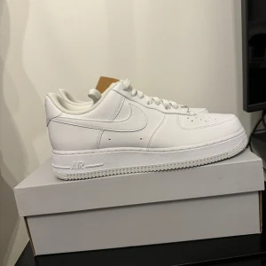 Nike Air Force 1 '07 Next Nature, Vit, Storlek 42 - Helt nya Nike Air Force 1 '07 Next Nature i klassisk vit färg. Perfekt för vardagsbruk eller för att komplettera din sneaker-kollektion. Stilrena och bekväma skor som passar till många olika outfits.  Skorna har inte blivit använda   Original kartong medföljer 