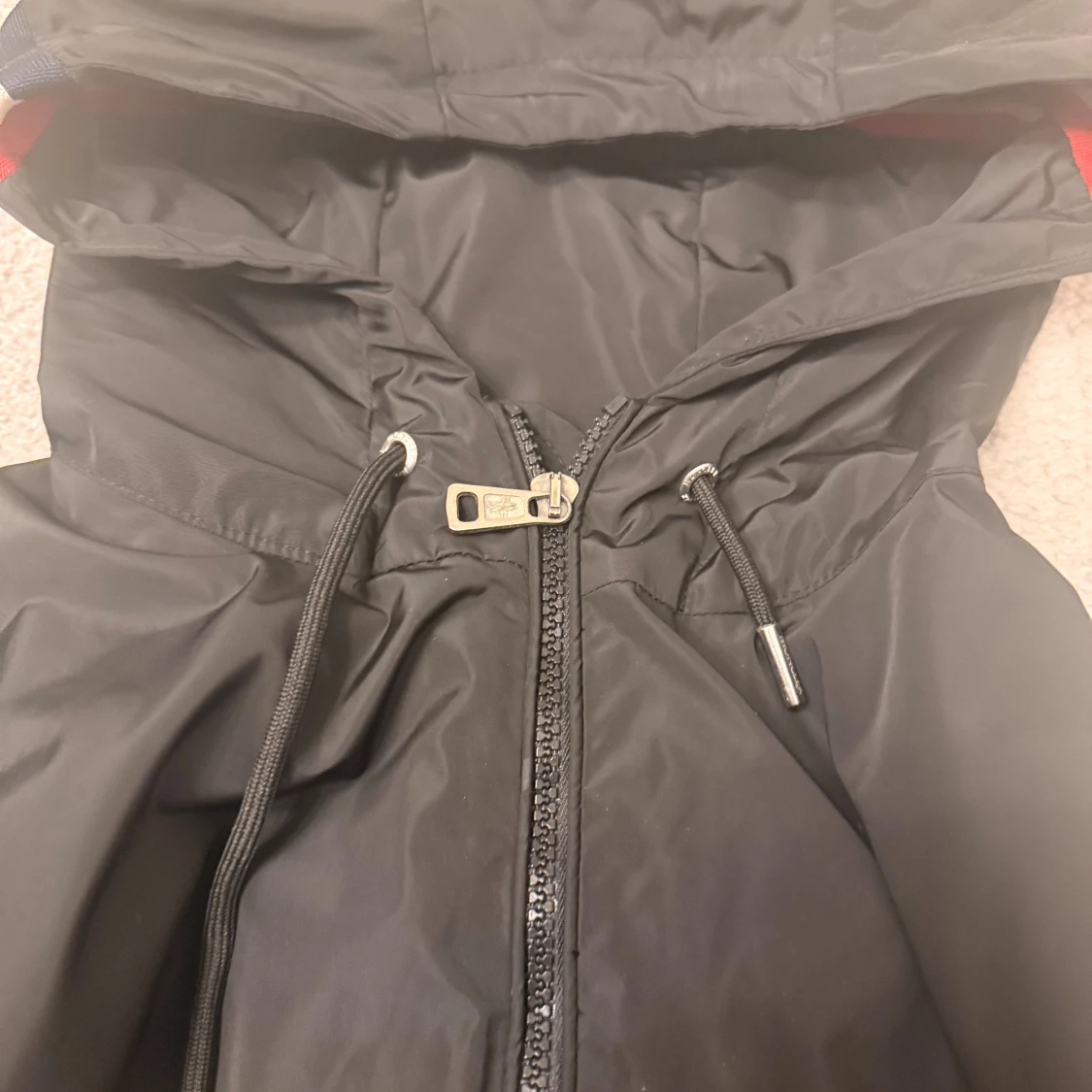 Svart vindjacka från Moncler med huva - 2