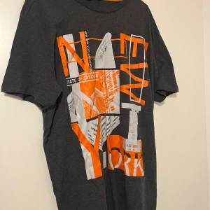 T-paita XL - Harmaa kuviollinen t-paita. Koko XL. Kaikai n 54cm, pituus n 76cm. Eläintalous MMM, lisätietoja saa kysymällä Katsothan myös muut ilmoitukseni Tarjoa 