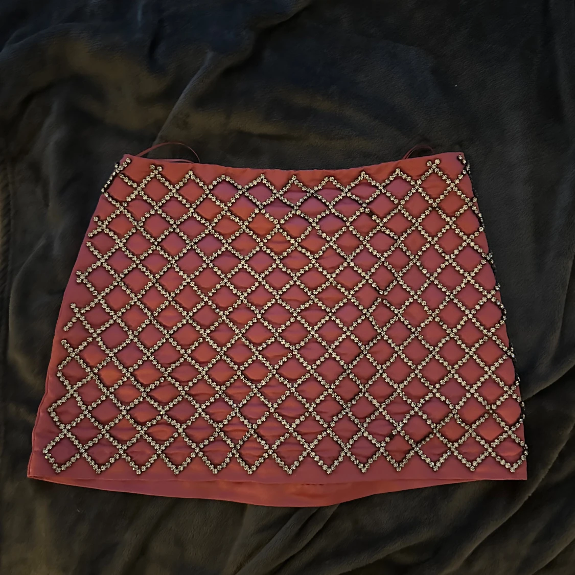 Rosa kortkjol med pärldetaljer