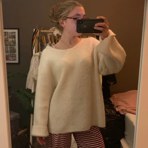 Vit stickad tröja med öppen rygg  - Supermysig vit stickad tröja. Tröjan har lång  djup, öppen rygg med en stor rosett upptill som snygg detalj. Rosetten går att justera och knyta själv efter hur stor och tajt man vill ha den.  Säljer då den är för stor för mig  använd enstaka gånger men den är som ny❤️Pris kan absolut diskuteras 🥰