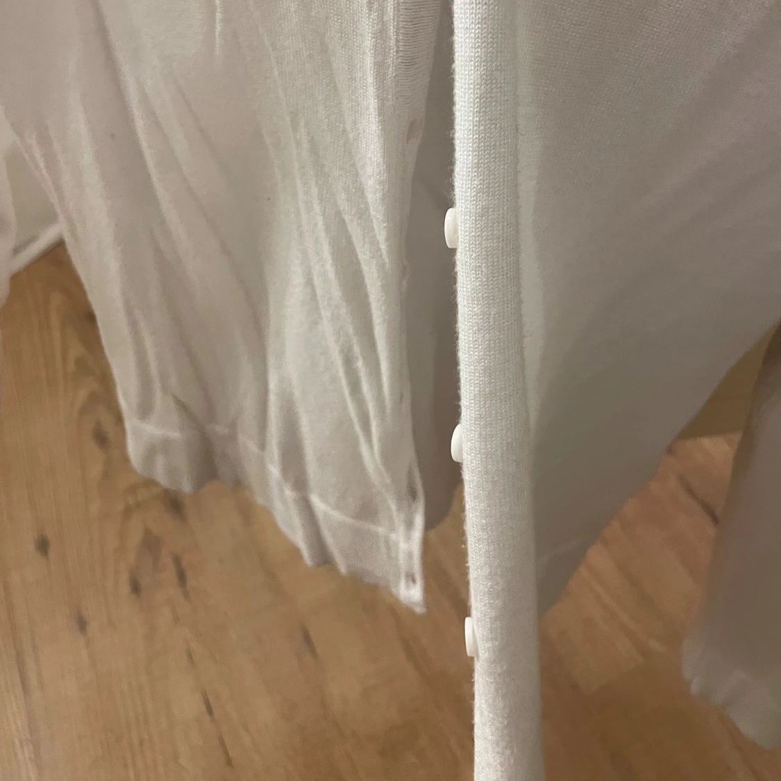 Kofta med v-rigning och knappar - 1