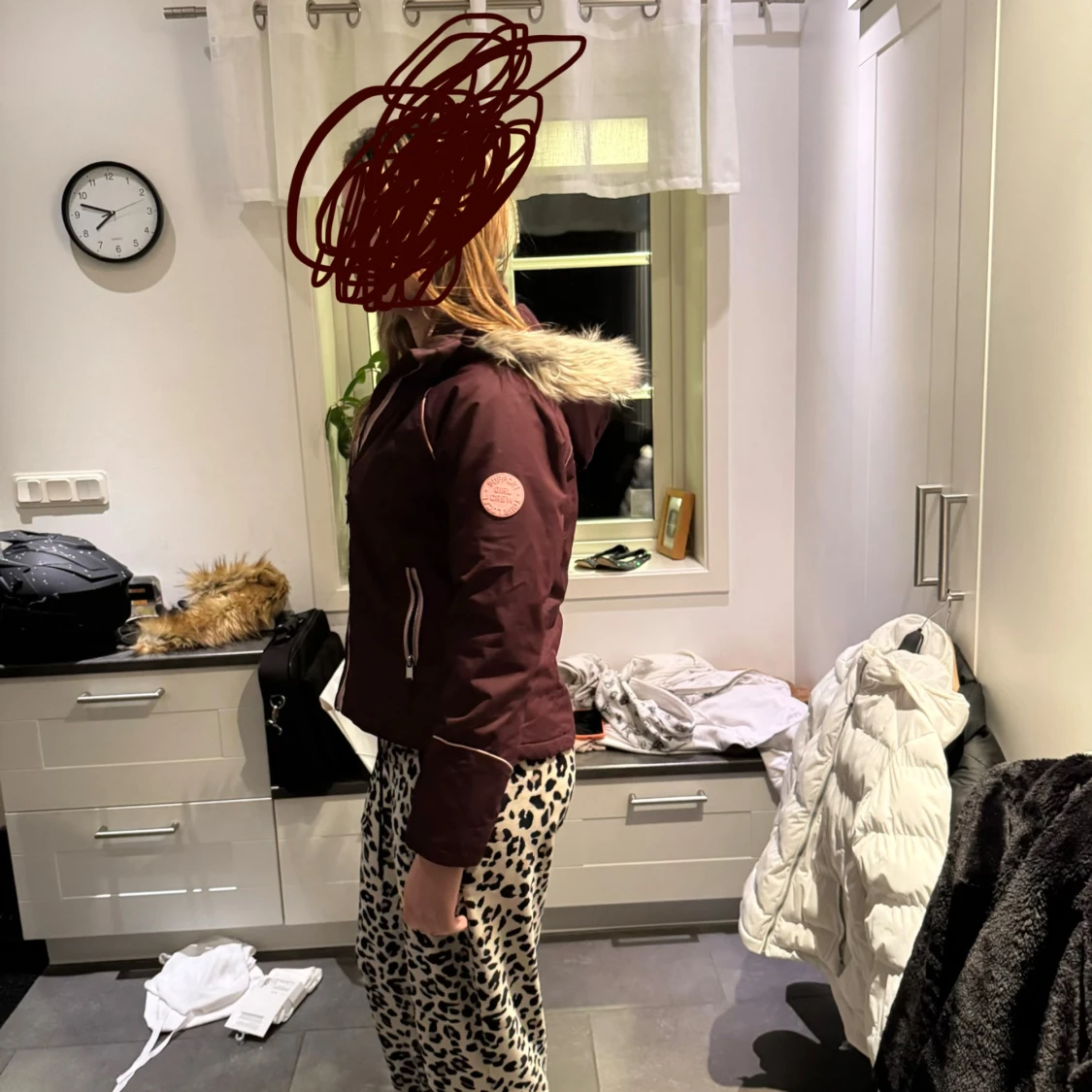 Vinröd vinterjacka med fuskpäls - 1