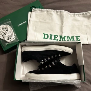 Diemme Marostica Low Navy Mockasneakers - Snygga mörk blåa sneakers från Diemme i mocka i riktigt bra skick utan några defekter överhuvudtaget, inte kommit till användning så mycket och därför jag valt att sälja dom. Köpta från Care of Carl för 3699kr. Medföljer extra vita skosnören, låda och dustbag.  Kvitto finns även! För frågor är det bara att skriva☺️