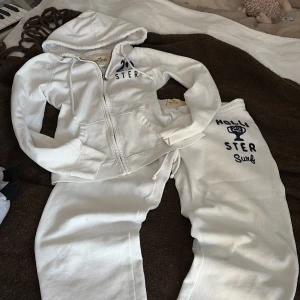 Hollister set  - Jätte fint Hollister set, båda är I size s. Byxan passar någon som är 154-157cm. Kan finnas små fläckar som på bild 5, fast ser inga just nu. Inga stora defekter som syns förutom att den är nopprig på insidan.                                                                    Skriv gärna om ni vill ha en bild på. 💗dem båda är nytvättade också!!vet inte vilken pris som är bra så pris kan diskuteras!!