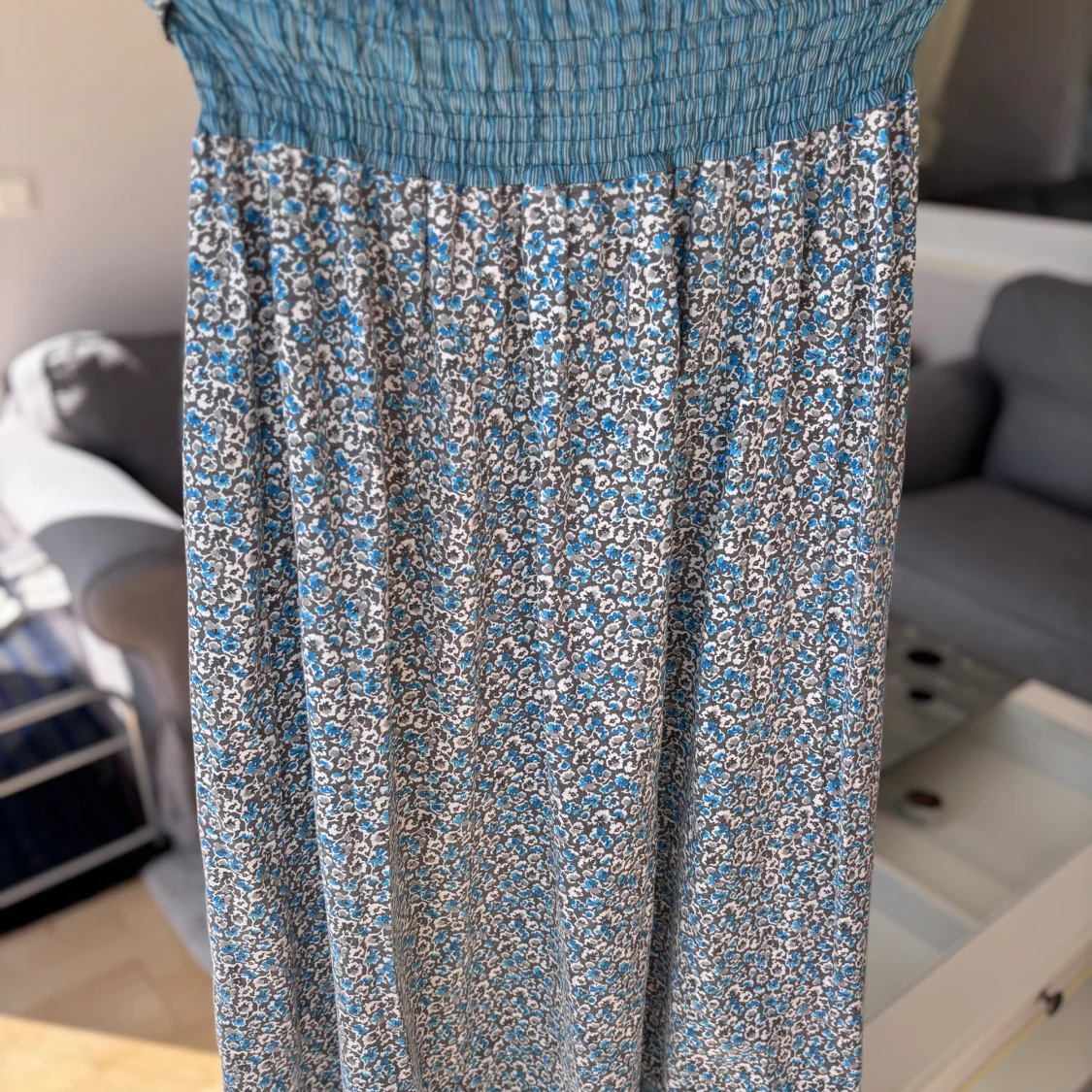 Blommig plagg med blå detaljer (används som både kjol och sommarklänning) - 3