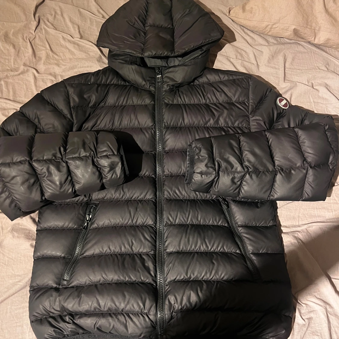 Svart dunjacka från Colmar med huva - 1