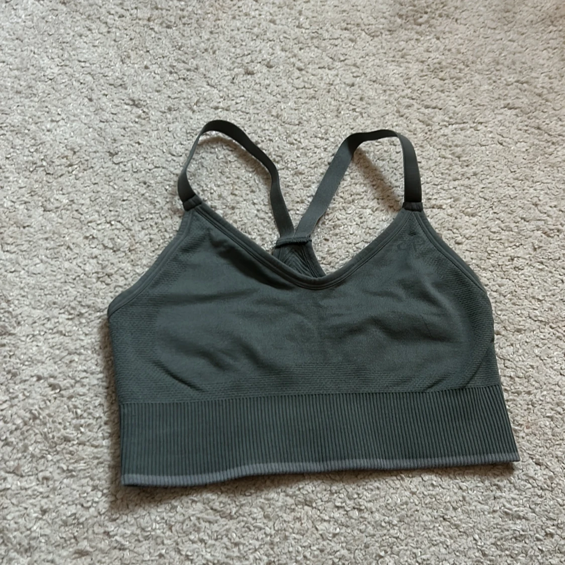 Mörkgrön ribbad gymtopp