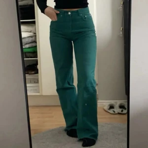 Gröna jeans med hög midja - Snygga gröna jeans med hög midja från Gina tricot. Byxorna har klassiska fickor fram och bak samt knapp och dragkedja. Perfekta för dig som vill sticka ut med lite färg