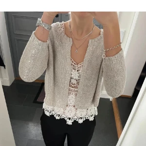 Kofta - Grå/beige glittrig kofta i storlek 36/38 från Kappahl! 🤩Slutsåld överallt!🥯