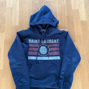 YSL Hoodie - YSL Hoodie i en otroligt fin färg: STORLEK XS PASSAR UNDER 170| Hör av er vid fler funderingar|