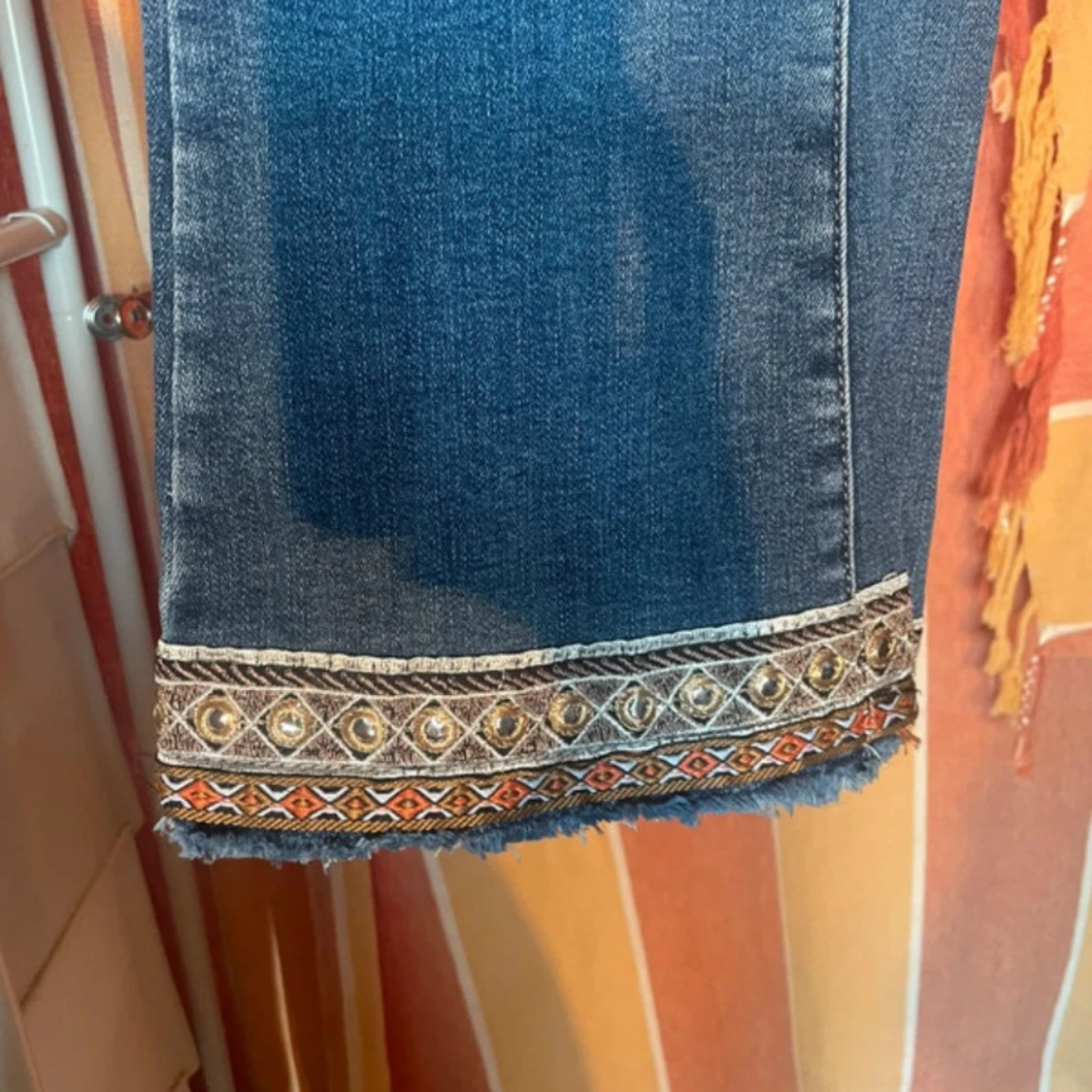 Stickad tröja och fransar