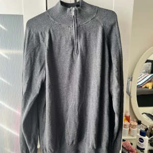 Mörkgrå 1/4 quarter zip från dressman - Jätte fin half zip från dressman Storlek XL på lappen Mörkgrå färg I mycket bra skick Skicka meddelande vid några funderingar  Kolla gärna även in mina andra annonser