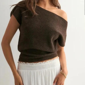 Brun stickad offshoulder topp från Nelly - Mysig brun stickad topp med korta ärmar och ribbad nederkant. Helt slutsåld och kommer aldrig in igen. Aldrig använd endast testad. Säljs pågrund av att den är lite stor för mig.🩷