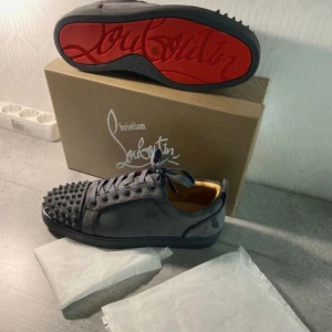 Christian Louboutin skor mörkgrå - Säljer ett par unika mörkgråa Christian Louboutin skor i storlek 42🙌🏻💯. Helt oanvända endast tagna i bild!   Hör av dig vid intresse eller andra frågor 👍🏻😊  Varmt välkommen och först till kvarn! 🙌🏻✅  Priset går att förhandla enkelt!
