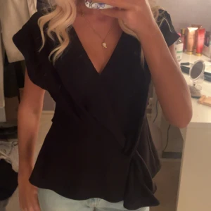 Zara omlott topp - säljer denna populära toppen från Zara, använd fåtal gånger! toppen skick.