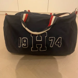 Fransk Duffel bag - En skit snygg Duffel bag av tyg med inspiration från Frankrike med både hand tag och axel band 