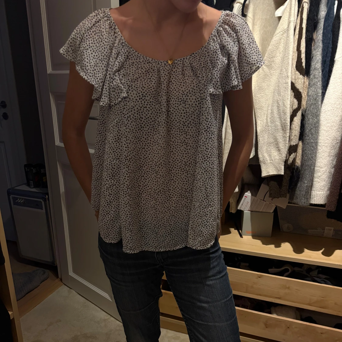 Vit blommig blus med volangärm - 1