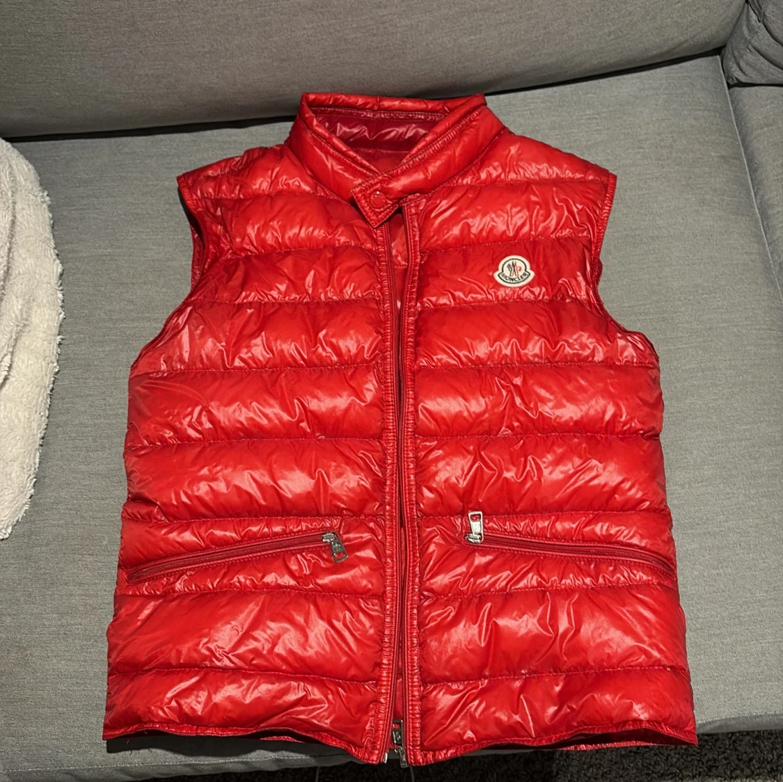 Röd dunväst från Moncler