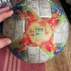Adidas fotboll FIFA Quality pro  - En riktigt schysst adidas fotboll som är av kvaliteten FIFA Quality pro. Riktigt bra grepp när man spelar och riktigt skön att köra med. Man känner verkligen att det är den bästa kvaliteten av fotboll som finns på marknaden. Bollen är size 5. Nypris på denna ca 1500-2000 Mitt pris: 299kr 