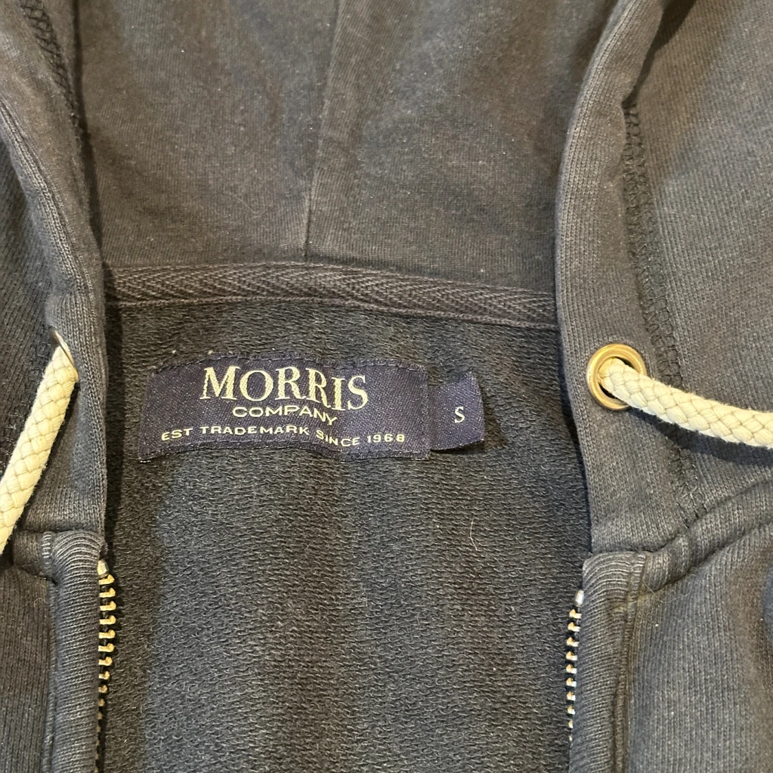 Mörkblå hoodie från Morris Company - 1
