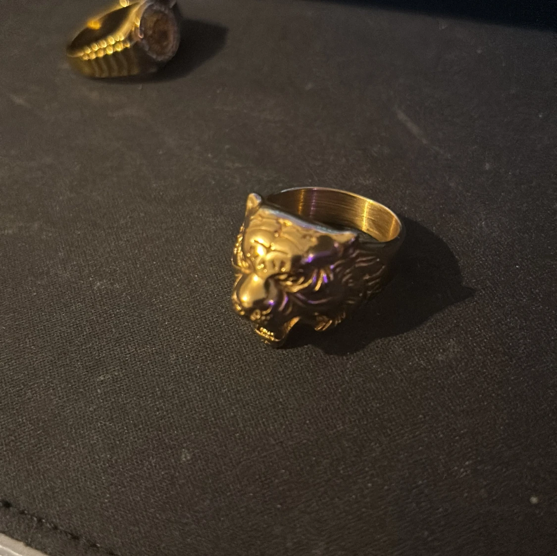 Guldfärgad ring med tigerhuvud - 4