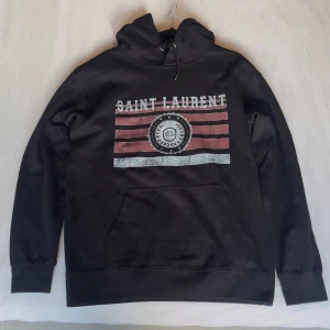 Saint Laurent Hoodie - Helt ny Saint Laurent hoodie med lappen kvar. (Vintage, väldigt sällsynt!) Storlek M men sitter mer som S, skriv vid frågor!