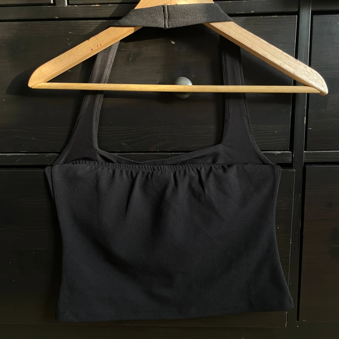 Svart croppad halterneck linnetopp med breda axelband - 1