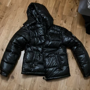 Vinterjacka  - Oanvänd jacka som passar till vintern.